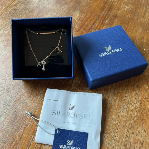 Swarovski Glowing Necklace Oval Key Set // Like New!! - Picture 4 of 5